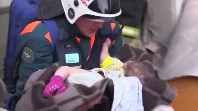 عثرت فرق الإنقاذ في روسيا على طفل رضيح حي بين أنقاض مبنى منهار. وانهار جزء من المبنى نتيجة انفجار بسبب تسرب للغاز يوم الإثنين.