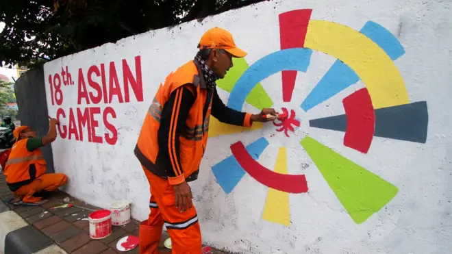 Petugas PPSU membuat mural bertema Asian Games 2018 di Kemanggisan, Jakarta, Kamis (5/7). Mural tersebut dibuat untuk menyambut Asian Games 2018 yang akan berlangsung di Jakarta dan Palembang pada Agustus mendatang.
