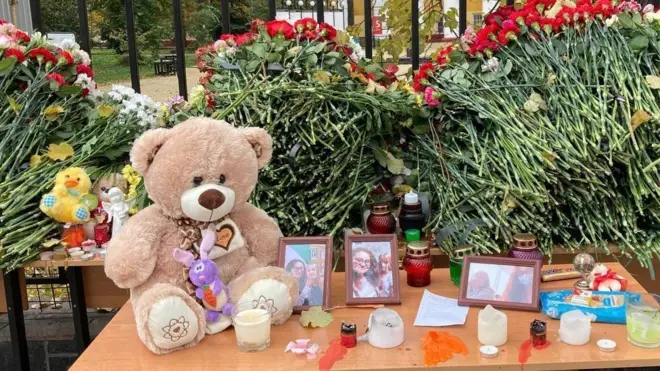 Цветы и плюшевые игрушки в память о погибших в Перми