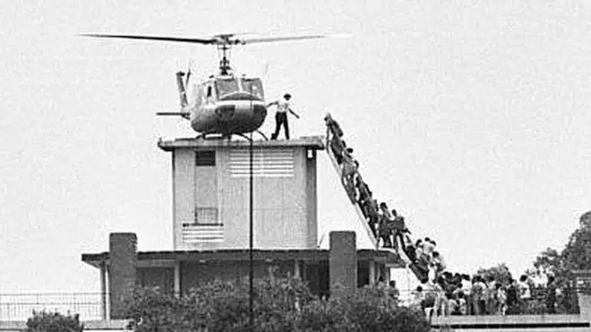 సైగన్‌లో భవనంపై హెలికాప్టర్.. అందులో ఎక్కేందుకు నిచ్చెనపై బారులు తీరిన ప్రజలు(1975 నాటి చిత్రం)