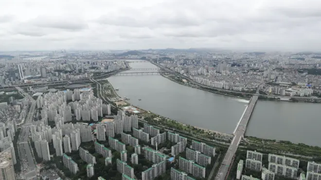 정부는 다주택자 증여 취득세율을 최대 12%까지 올리는 지방세법 개정안을 다음 달부터 시행키로 했다