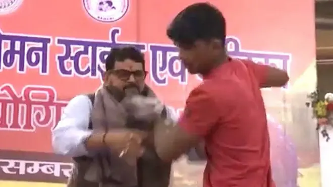 नेताजी ने पहलवान को मारा थप्पड़