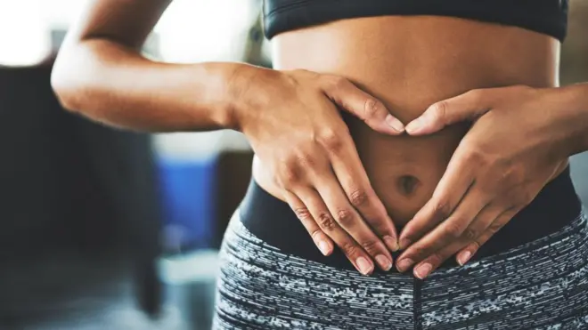 Woman wey dey touch her belle