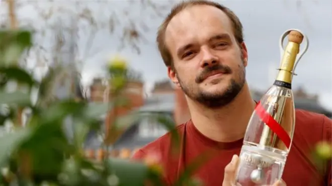 Дизайнер Октав де Голль розробив пляшку, з якої можна пити шампанське у невагомості