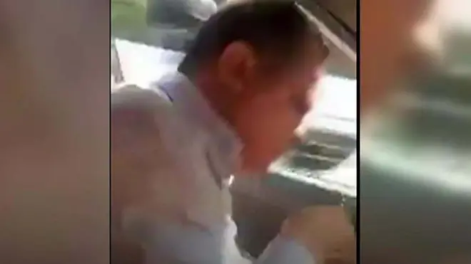 جدل على مواقع التواصل الأجتماعي بعد انتشار فيديو لسيدة تصفع سائق سيارة أجرة قالت إنه تحرش بها جنسيا.