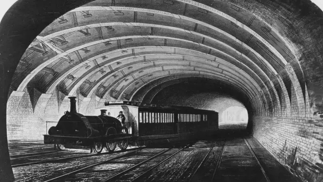 లండన్‌లోని ప్రయిడ్ స్ట్రీట్‌లో ప్రయాణిస్తున్న తొలి మెట్రో రైలు