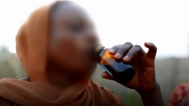 ผู้หญิงดื่มยาแก้ไอ