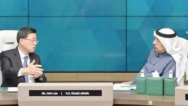 रियाद में सऊदी अरब के निवेश मंत्री ख़ालिद अल फ़लीह के साथ हॉन्ग कॉन्ग के सीईओ जॉन ली.
