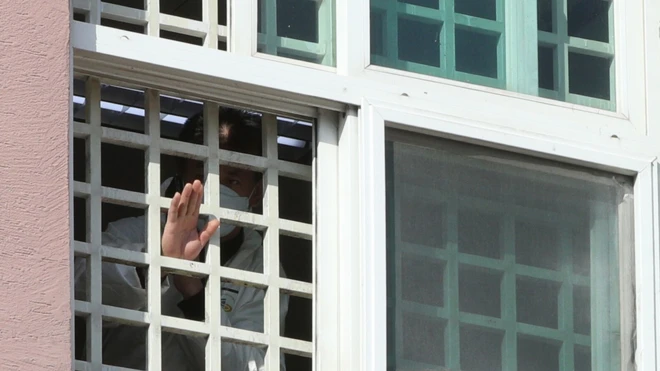 손 흔드는 청도대남병원 환자