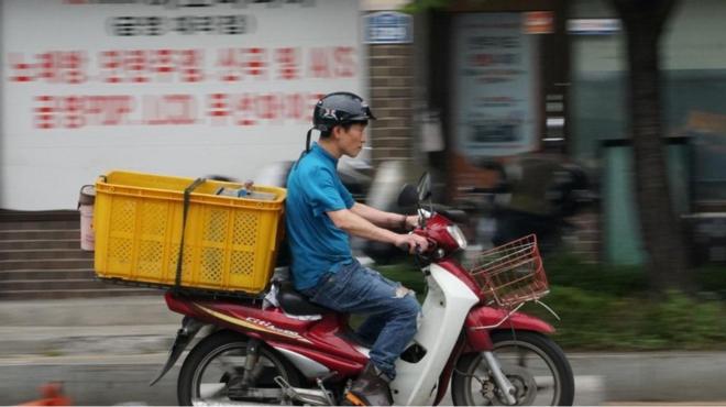 Hombre viaja en motocicleta en Corea del Sur.