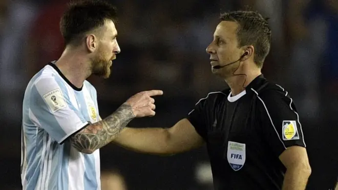 غرم ميسي مبلغ 10 آلاف فرنك سويسري "لتطاوله على مساعد الحكم"