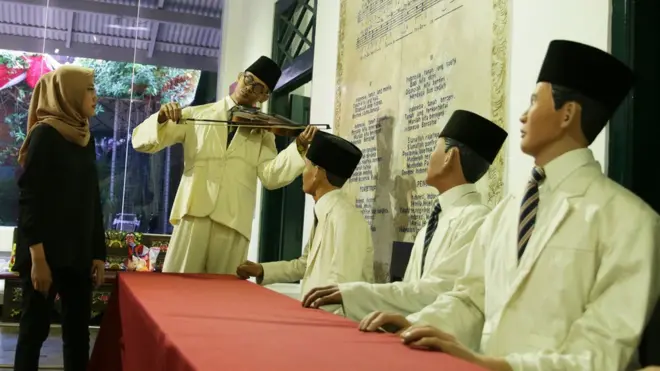 Pengunjung mengamati koleksi yang dipajang di Museum Sumpah Pemuda, Jakarta, Jumat (26/10/2018). Masyarakat ramai mengunjungi museum ini menjelang peringatan Hari Sumpah Pemuda ke-90 yang jatuh pada Minggu 28 Oktober 2018.