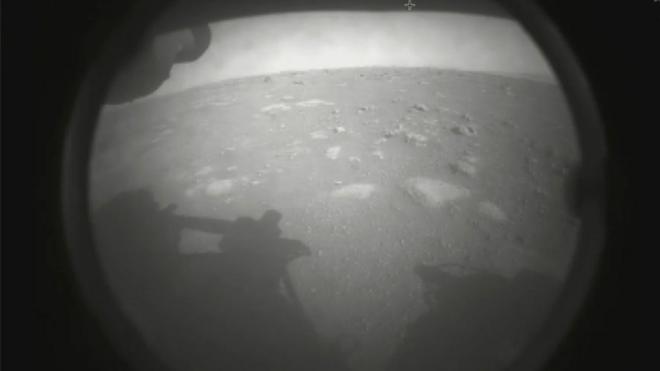 Imagem em preto e branco mostra solo rochoso de Marte