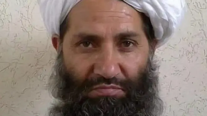 Akhundzadeh ma jeclo in uu kasoo muuqdo goobaha fagaaraha, waxaana laga hayaa hal sawir ah