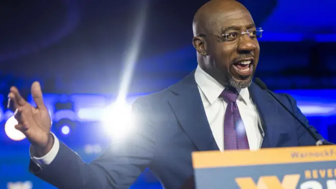 民主黨人拉斐爾·沃諾克（Raphael Warnock）發表獲勝演說。