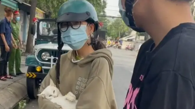 Vụ hai bạn trẻ đưa mèo đi cấp cứu bị cảnh sát chặn lại gây xôn xao trong dư luận