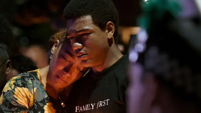 Polisi Las Vegas menggelar malam renungan untuk mengenang petugas polisi Charleston Hartfield, yang tewas dalam penembakkan massal.