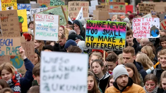 นักเรียนนับพันร่วมเดินขบวนครั้งนี้ พร้อมชูแผ่นป้ายเรียกร้องให้ผู้ใหญ่รับฟังเสียงเล็ก ๆ ของพวกเขาในการแก้ปัญหาการเปลี่ยนแปลงสภาพภูมิอากาศ