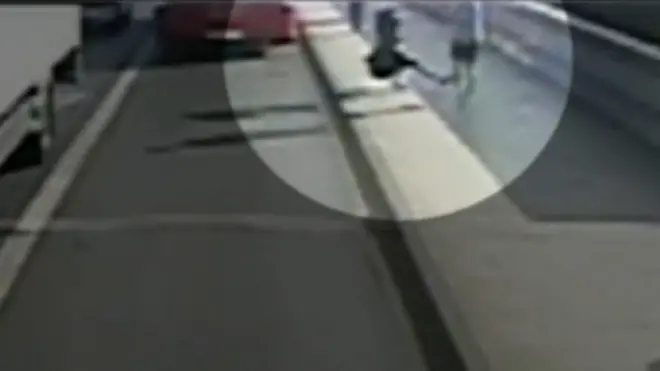 Momento en que un hombre empuja a una mujer en Putney