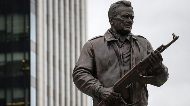В Москве установили памятник Михаилу Калашникову