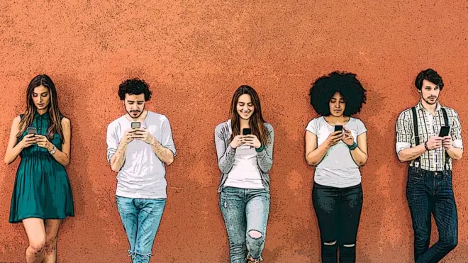 Jóvenes jugando con su teléfono.