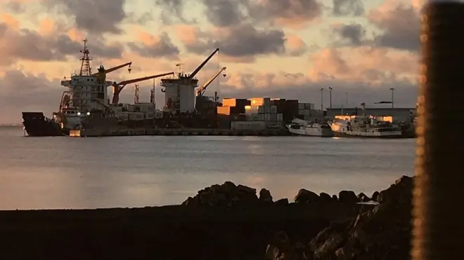 萨摩亚首都阿皮亚的一艘集装箱船。