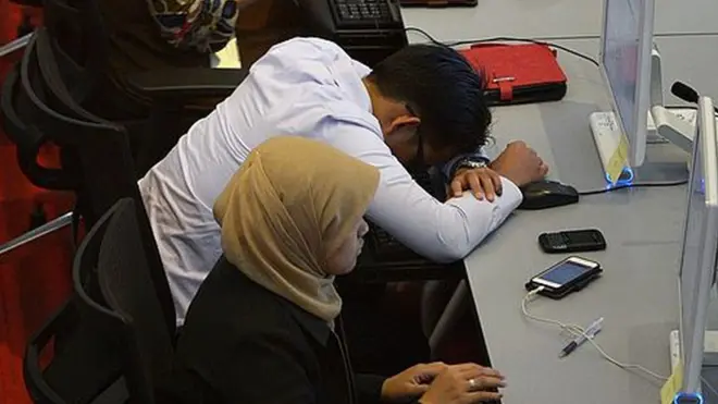 Seorang karyawan tertidur di sebuah kantor di Jakarta.