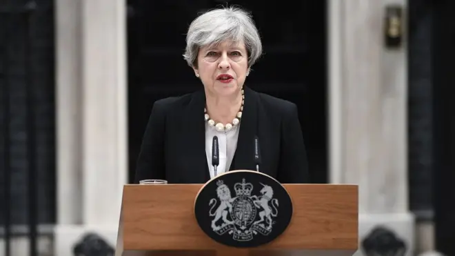 Тереза Мэй выстуает на даунинг-стрит, 10