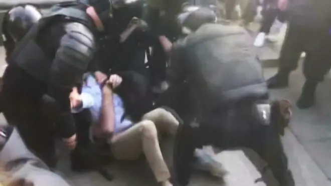 Георгия Оганезова били по коленям.