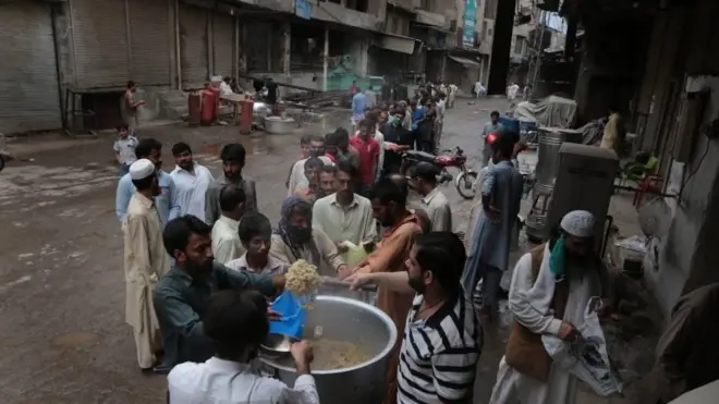 Pakistan'ın Lahore kentinde yemek kuyruğunda bekleyenler