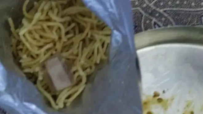 स्विगी से मंगाए खाने में निकला खून से सना बैंड एड