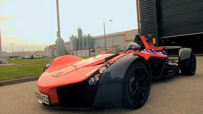 سيارة سباقات تصمم من الداخل وفقا لحجم سائقها