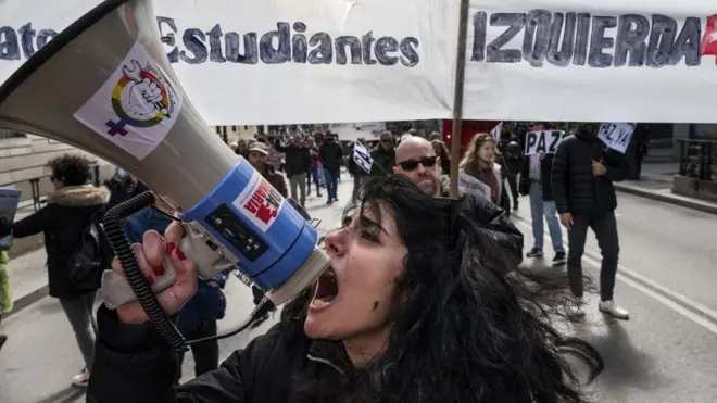 Manifestante contra la guerra en Ucrania y el "expansionismo" de la OTAN en Madrid.