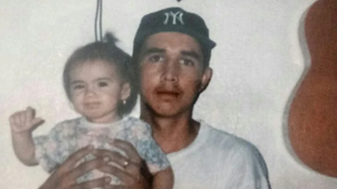 Esequiel Hernández cargando a una sobrina.