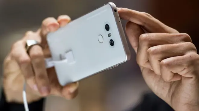 El cobalto se utiliza en las baterías de litio de móviles, portátiles y vehículos eléctricos para mejorar su rendimiento.