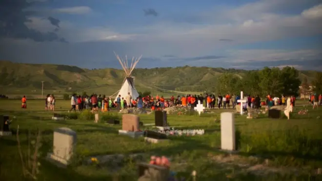 Centenas se reuniramvai de bet iosuma vigília no local da antiga Escola Residencial Indiana Marievalvai de bet iosSaskatchewan