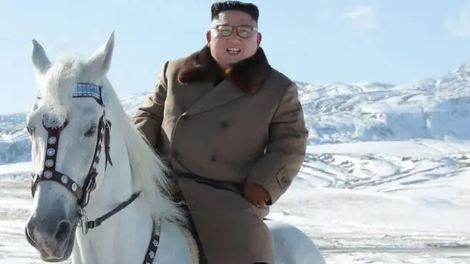 كيم جونغ أون ممتطيا صهوة جواد أبيض على جبل بايكتو المغطى بالثلوج