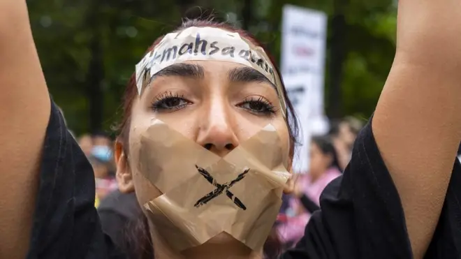 ارتفاع حصيلة القتلى في إيران مع استمرار احتجاجات ضد مقتل مهسا أميني