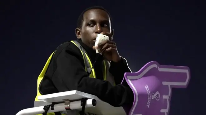 කටාර්හි පාපන්දු ලෝලීන්ට මග කීම නිසා සමාජ මාධ්යවල ජනප්රිය වූ 'මෙට්රො මෑන්'