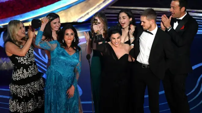 Las realizadoras celebraron que se premiara con un Oscar un corto sobre la menstruación.