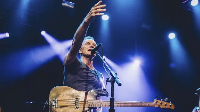 ستينغ وسيتبرع بإيرادات الحفل لجمعيتين خيريتين تعنيان بالناجين من هجمات باريس