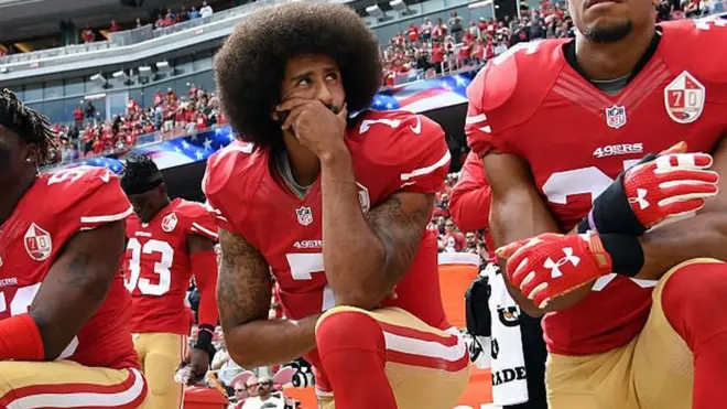 Desde agosto de 2016 Colin Kaepernick (centro) se ha negado a cantar el himno nacional en protesta de la violencia contra la población negra en EE.UU.
