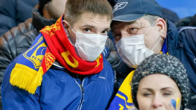 Болельщики "Ростова" в медицинских масках перед началом матча с "Локомотивом" в последнем на сегодняшний день сыгранном туре РПЛ
