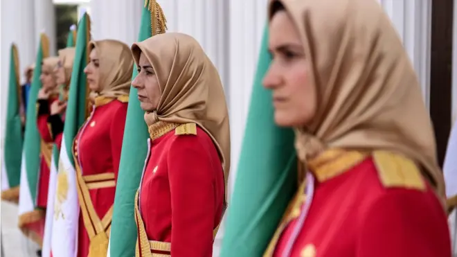حارسات في مقر جماعة مجاهدي خلق في ألبانيا