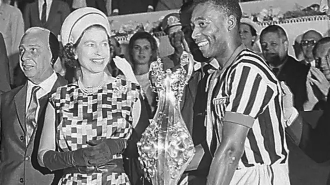 Isabel II y Pelé en el estadio Maracaná.