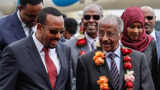 Le Premier ministre éthiopien Abiy Ahmed (G) accompagne le ministre érythréen des Affaires étrangères, Osman Saleh Mohammed (D), à l'arrivée de la délégation érythréenne