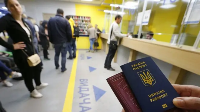 Особливого ажіотажу в херсонських центрах оформлення закордонних паспортів не спостерігається, кажуть у Державній міграційній службі України