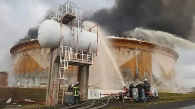 SONARA Fire: Cameroon refinery big tanker still di burn - BBC News Pidgin