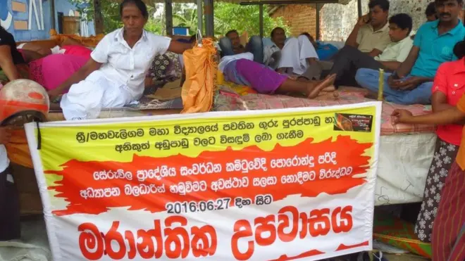 'පාසල් අධ්‍යාපනය මුළු රටටම එක සමානයි. අපේ දරුවන්ට අවශ්‍ය ගුරුවරු නෑ. පන්ති කාමර නැහැ. ක්‍රීඩා පිටියක් නැහැ. ගුරු නිවාස නැහැ.'