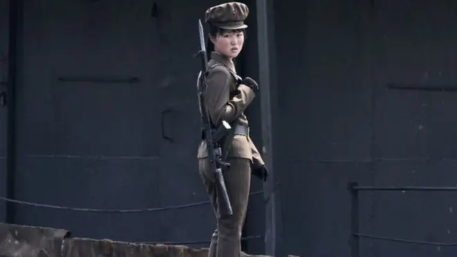 Ялуцзян дарыясынын жээгиндеги жоокер кыз. (2014-жылдагы сүрөт).